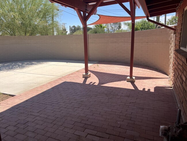 Building Photo - 6945 E Kirkland Dr