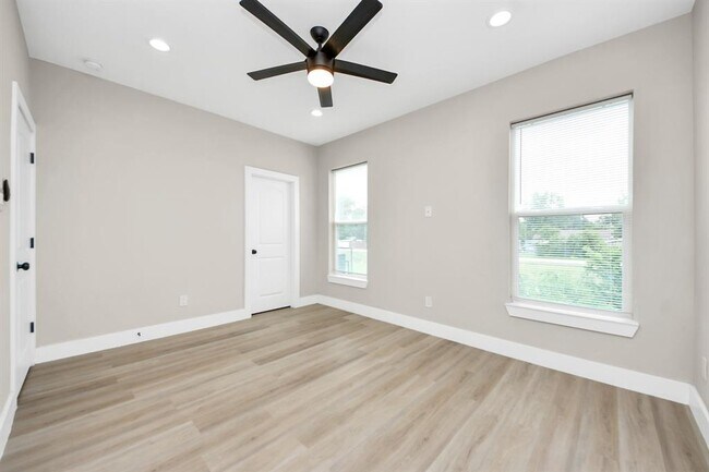 Building Photo - 819 E 40th St