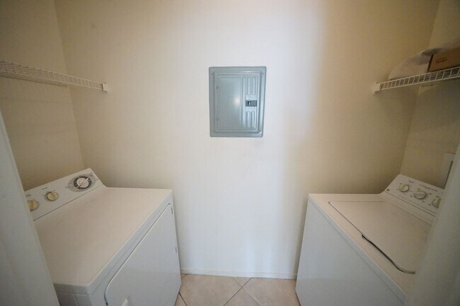 Building Photo - SHOWINGS AVAILABLE NOW