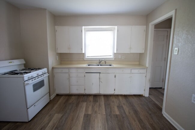 Building Photo - 2 bed 1 bath w loft