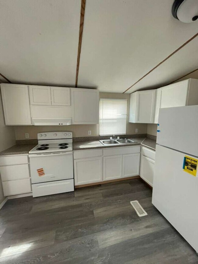 Building Photo - Eagle Estates