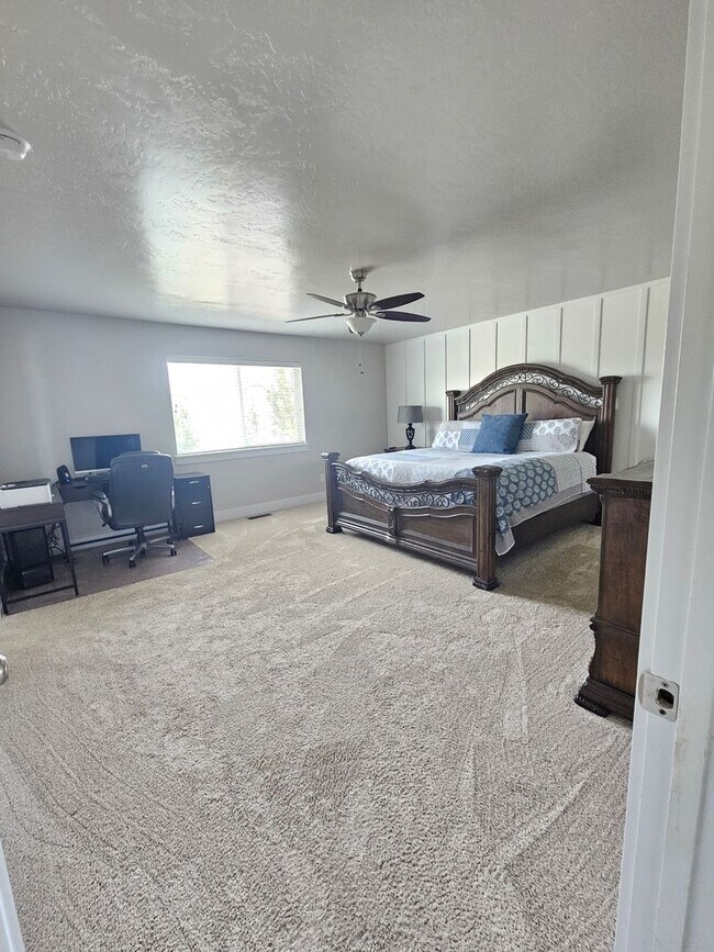 Building Photo - Ready now this beautiful 3 Bedroom Upscale...