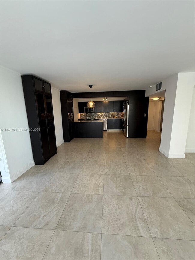 Building Photo - 600 NE 36th St