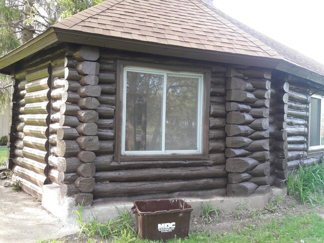 Building Photo - 4900 Parkview Dr