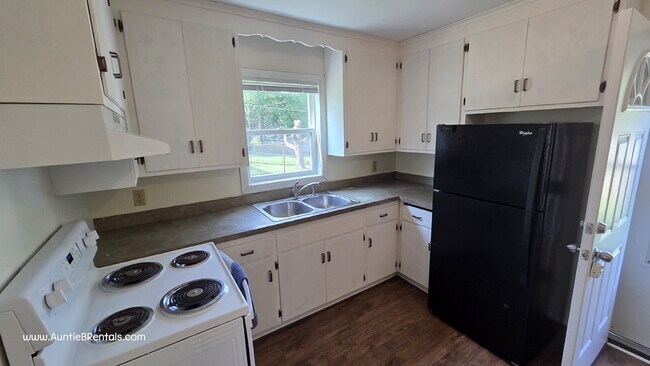 Building Photo - Great 2BR Duplex with a yard, Minneapolis ...