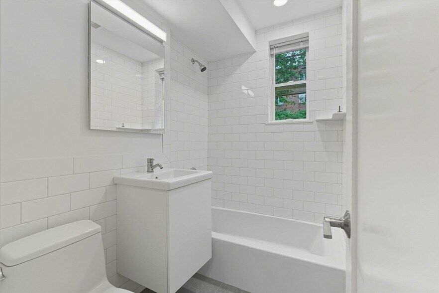 Building Photo - 141 Beaconsfield Rd