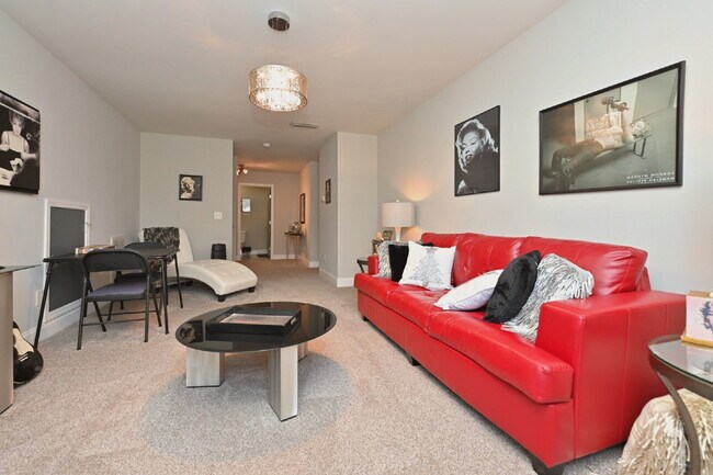 Building Photo - Resort Living at its finest in Foxland Harbor, Gallatin's premier golf and lake community!