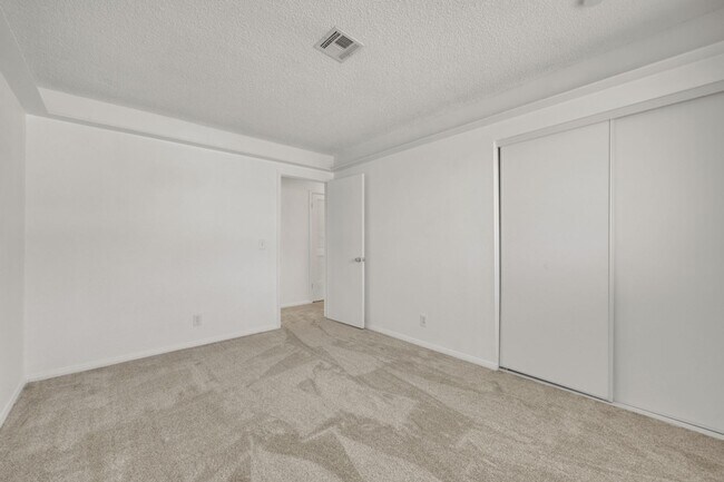 Building Photo - CUTE REMODELED TWO BEDROOM UNIT IN CENTRAL LOCATION
