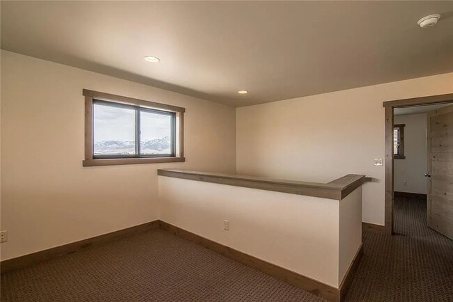 Building Photo - Beautiful 3 bedroom Townhome