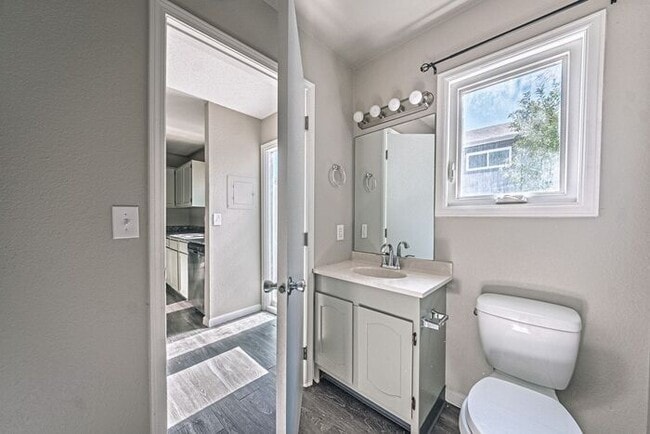 Building Photo - 3 Bed 2 Bath Townhouse, newly renovated! -...
