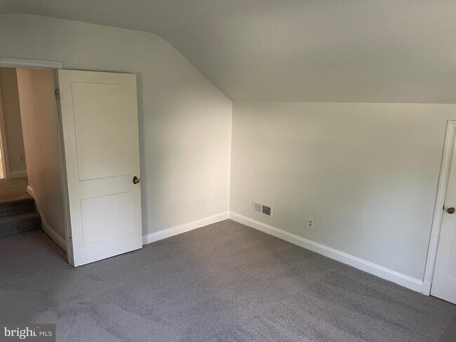 Building Photo - 819 Fairway Dr