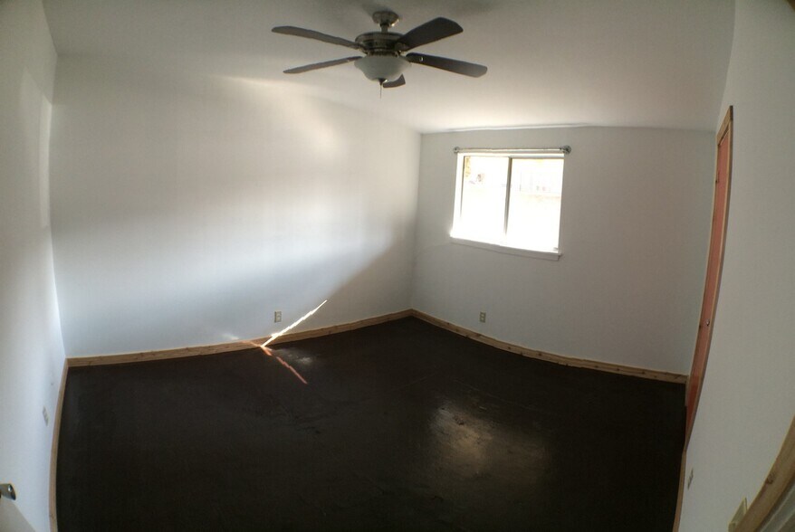 Building Photo - 1304 Mariposa Dr