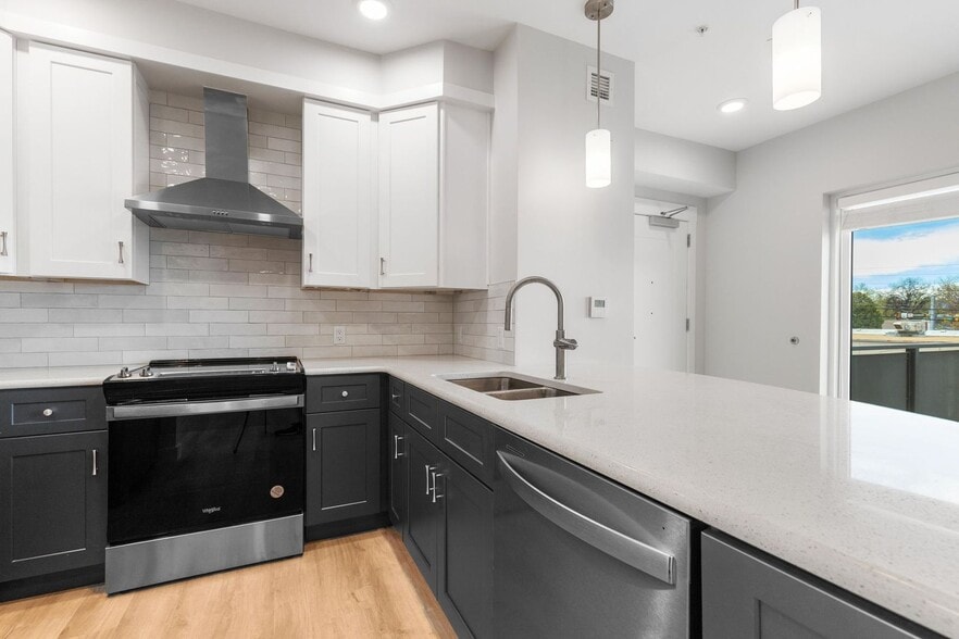 Building Photo - 903 Main St