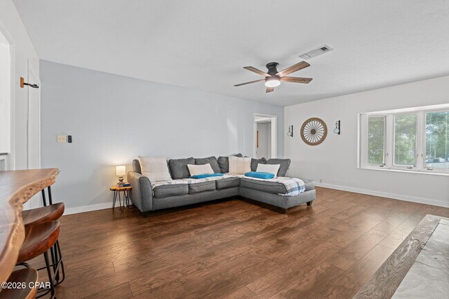 Building Photo - 136 Colina Cir