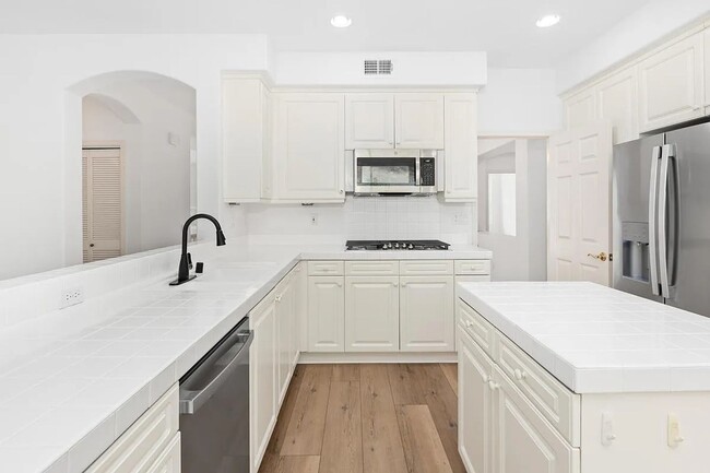 Building Photo - Don't miss out! Gated/Secured 3 br 2 ba home