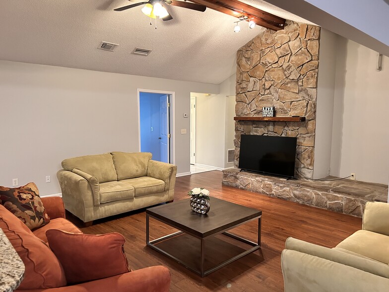 Building Photo - 4294 Tanglewilde Dr S