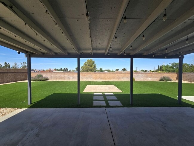 Building Photo - Room for Rent – 1621 W Newgrove St, Lancaster, CA 93534