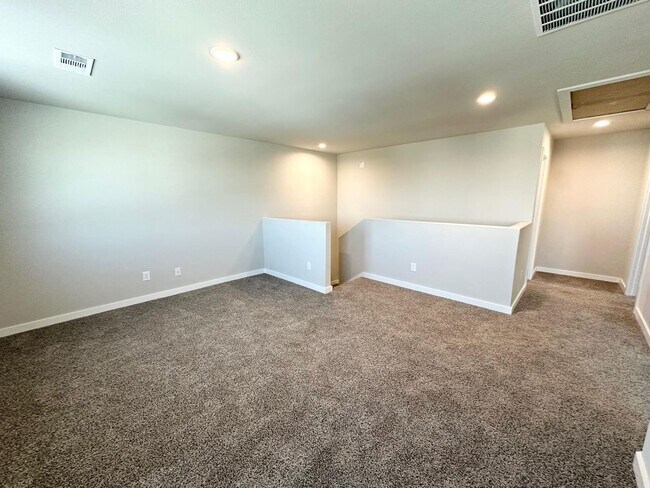 Building Photo - 3 Bedroom 2.5 Bathroom Ready to Rent ASAP!