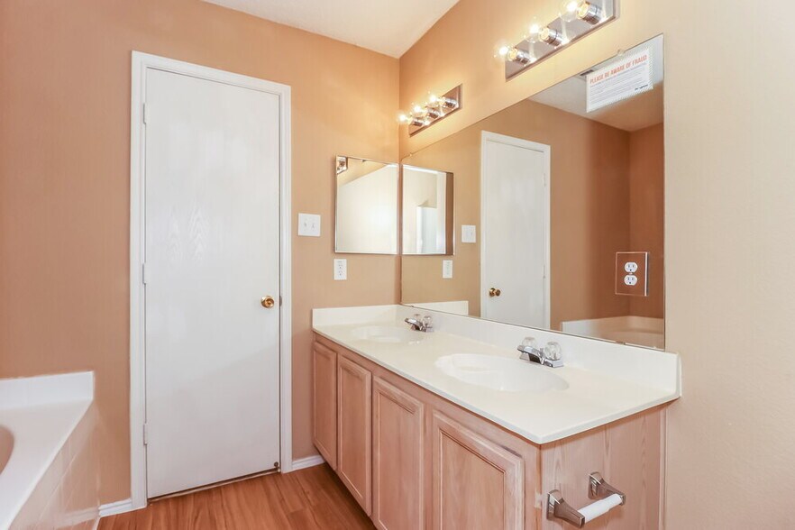 Building Photo - 548 Magdalen Ave