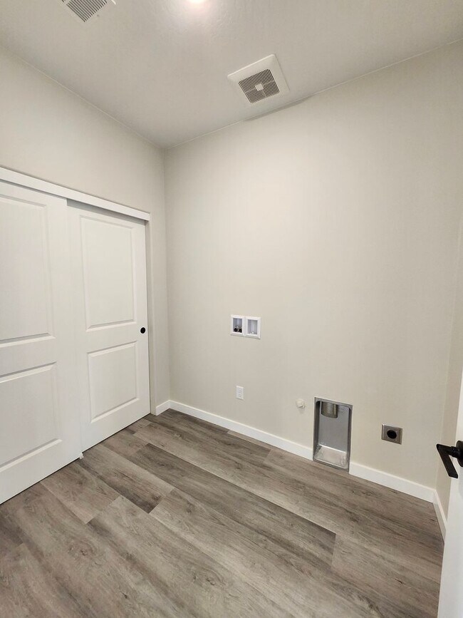 Building Photo - 3 bed, 2 bath- Kennewick Location!