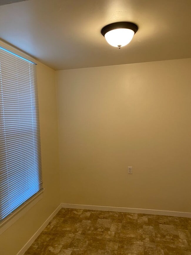 Building Photo - Adorable downtown Grass Valley Bungalow