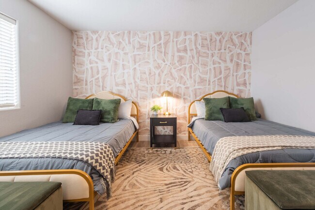 Building Photo - 5924 E Woodridge Dr