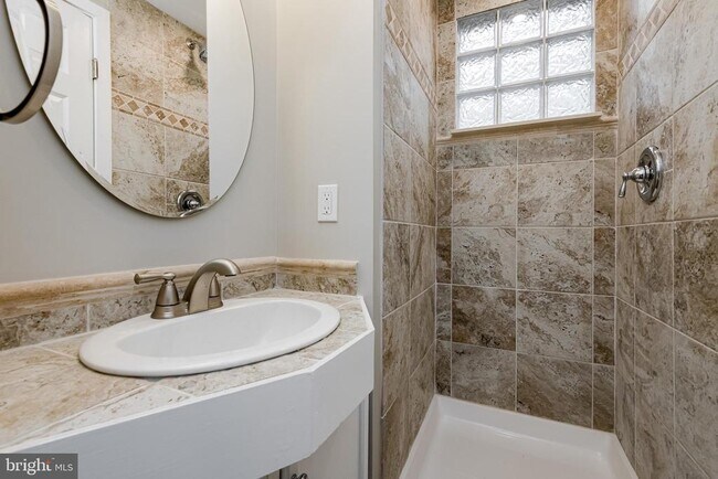 Building Photo - 21 Elm Rd