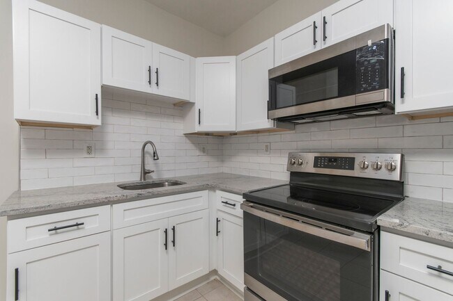 Building Photo - Beautiful 3-Bed/1.5 Bath Home Located in N...