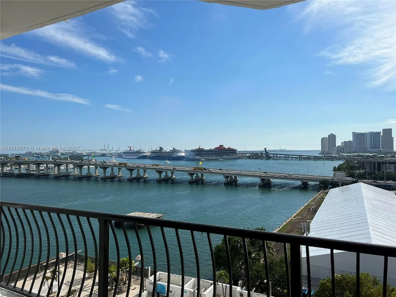 Building Photo - 555 NE 15th St