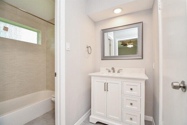 Building Photo - 12314 Plumpoint Dr