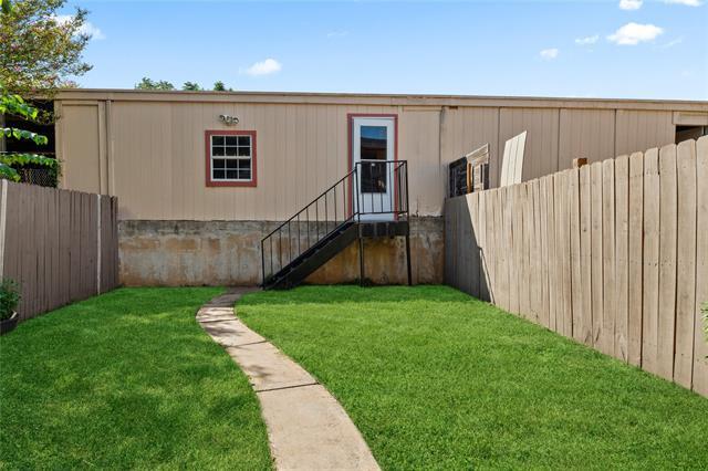Building Photo - 405 Valley Park Dr