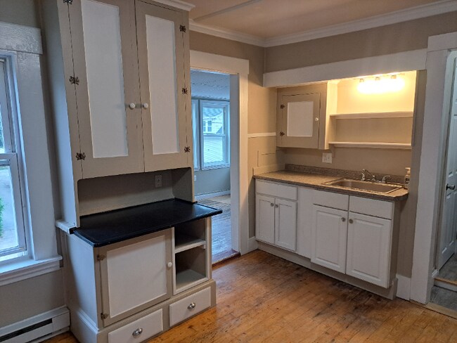 Building Photo - 35 Pine St