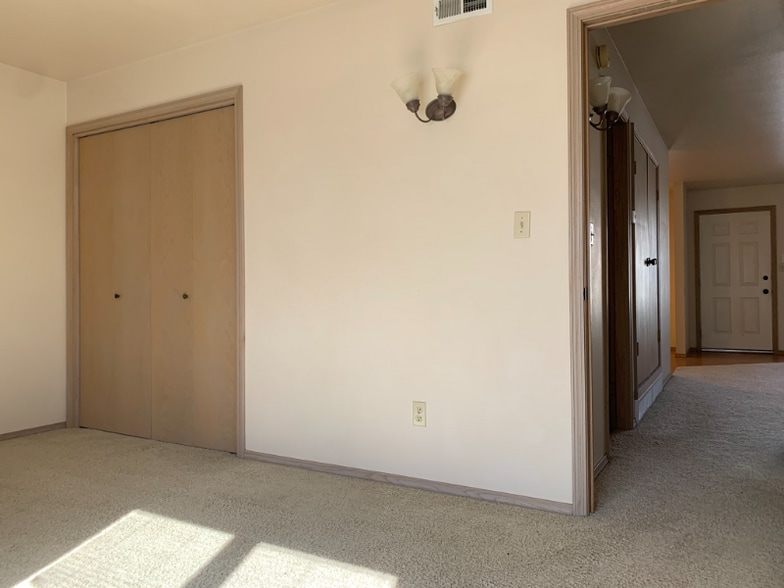 Building Photo - 1604 Sand Ct