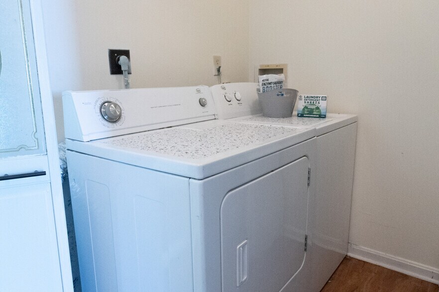 Laundry - 3270 Greenwich Ct