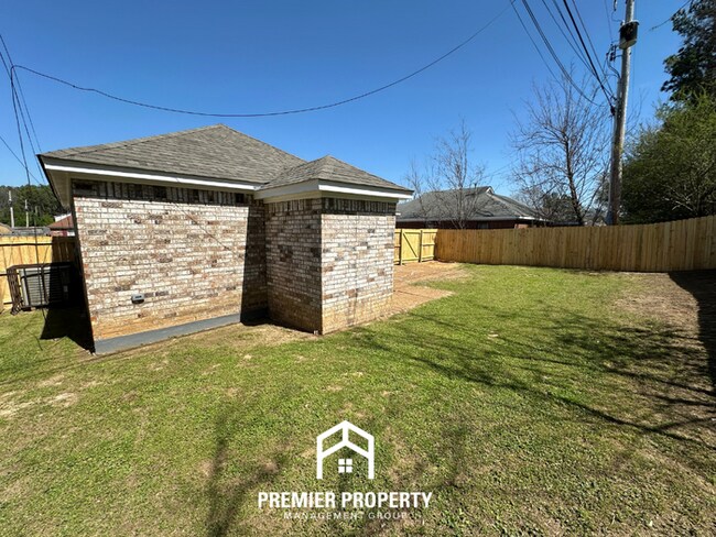 Building Photo - Spacious 4BR/2BA Home in 38141 | Vinyl Flooring & Large Fenced Backyard