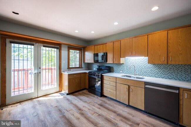 Building Photo - 206 S 43rd St