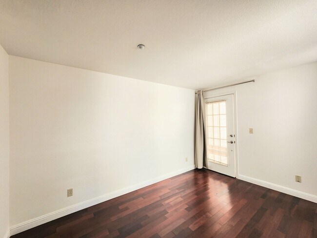 Building Photo - Spacious 3 bedroom condo