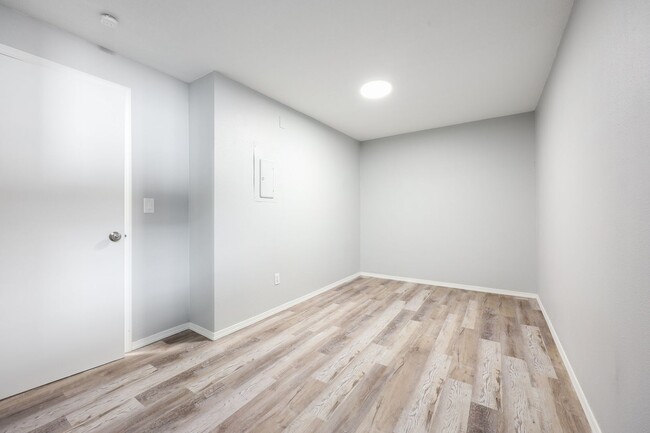 Building Photo - Renovated Basement level unit - West Linn, OR