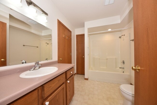 Building Photo - 1335 Jensen Ct