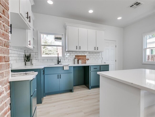 Building Photo - 1215 NW 8th St