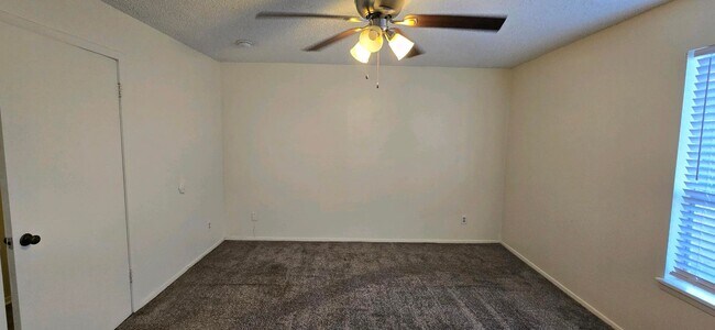 Building Photo - AVAILABLE NOW! 2 Bed / 1.5 Bath Townhome in Longview!