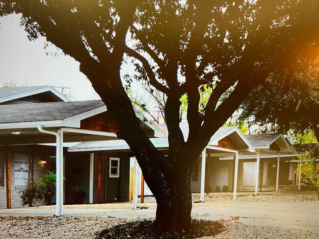 Building Photo - LIVINGSTON2701-03