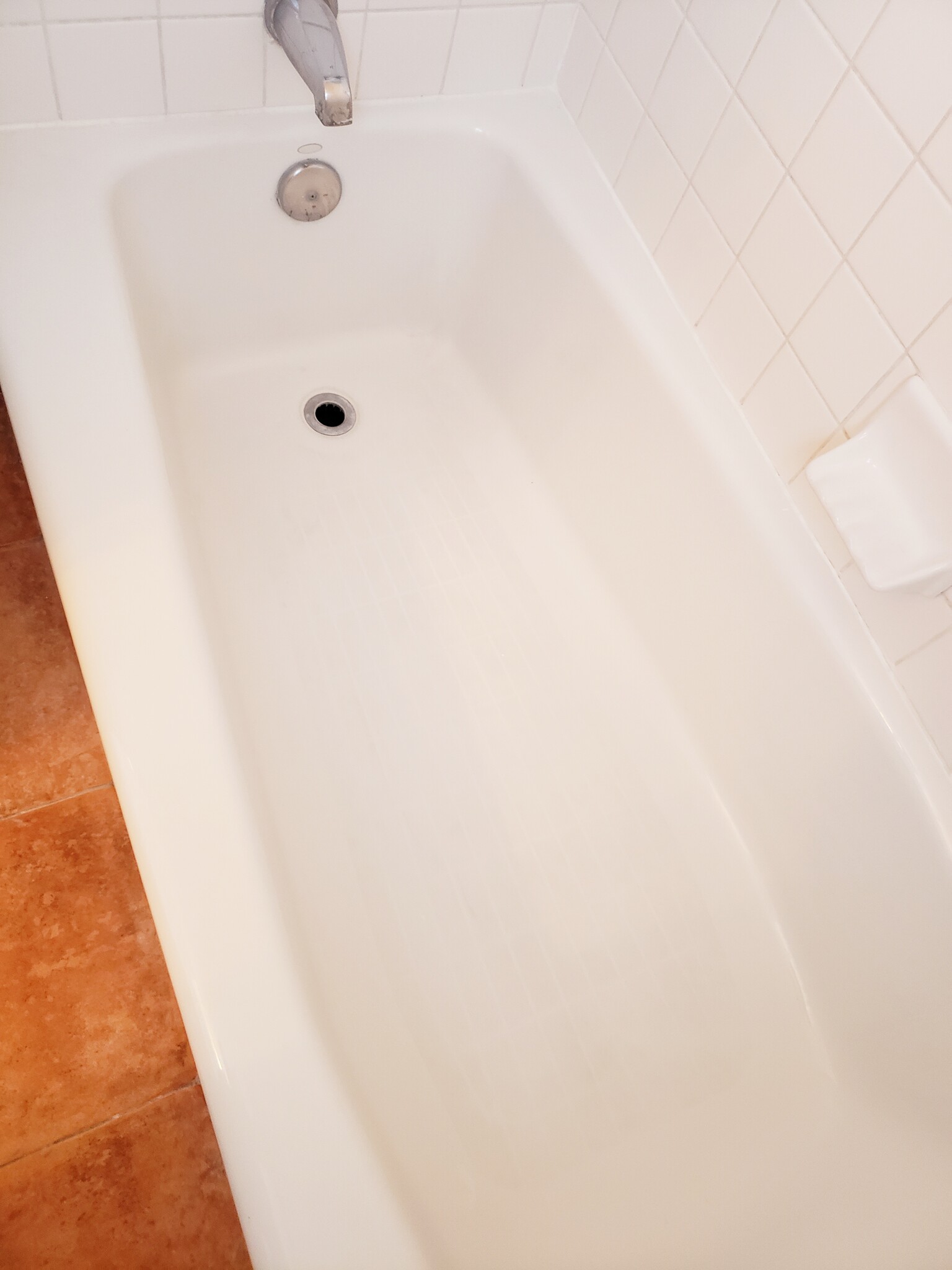 bathtub - 1022 N Parish Pl