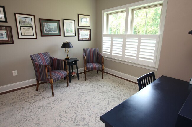 Building Photo - Beautiful Furnished Home Close to Bethany ...
