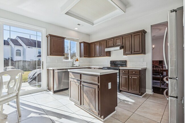 Building Photo - Bright, Clean & Convenient - Perfect 4 Bedroom Home in Chesapeake