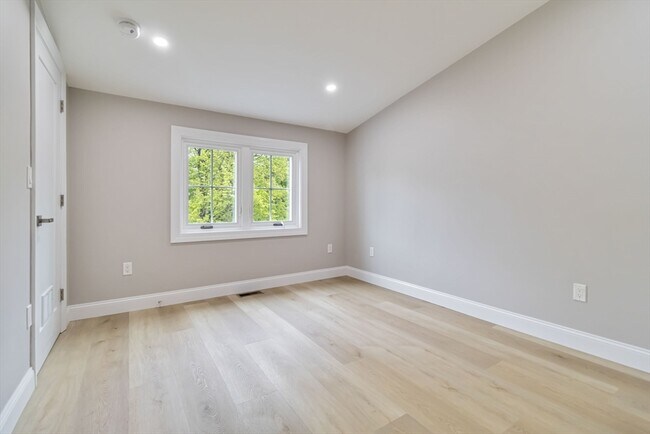 Building Photo - 192 Main St