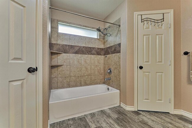 Building Photo - 10657 Royal Cavins Dr
