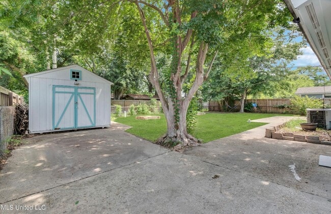 Building Photo - Perfect location!