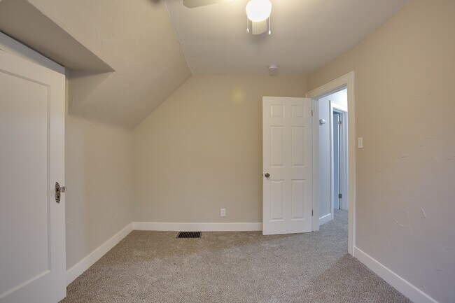 Building Photo - 3 Bedroom updated home Near Campus - Avail...