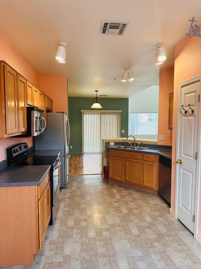 Building Photo - Rancho Sahuarita Home - Lovely 2 Bedroom Plus Den -AVAILABLE JAN 3rd!